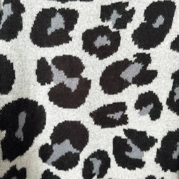 Women's H&M Divided White, Gray, and Black Leopard Print Sweater Size M - Picture 3 of 4